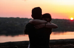 Confirmat de știință: Îmbrățișările ameliorează durerea, anxietatea și depresia