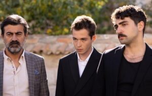 Inelul cu safir  episodul 36. Bora, care a fost tratat în străinătate, se întoarce acasă de la spital