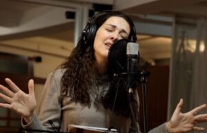 Berguzar Korel continuă să impresioneze cu talentul ei muzical în serialul “Annem Ankara”