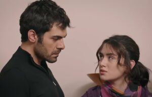 “Pe aripile iubirii” rezumat episoadele 25 și 26.  Ea încearcă să-l salveze. El crede că îl trădează