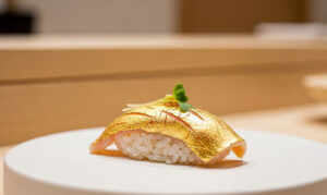 Știai că există aur comestibil folosit în deserturi și băuturi de lux?